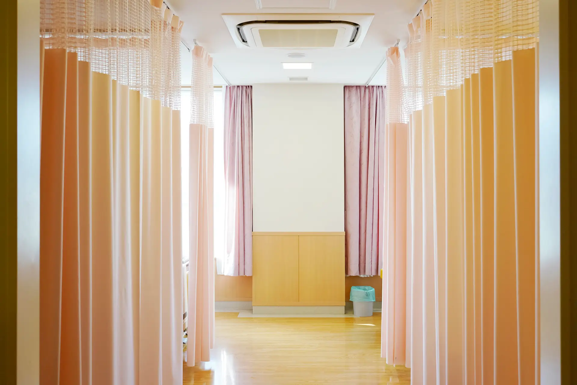 hospital-room-with-privacy-curtain